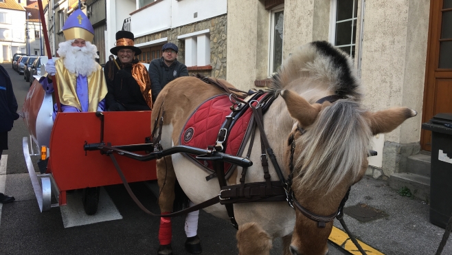 A Desvres, Saint Nicolas et Le père Fouettard sont allés dans les écoles !