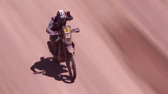 VIDEO: même à 180km/h sur le Dakar, Adrien Van Beveren salue ses fans