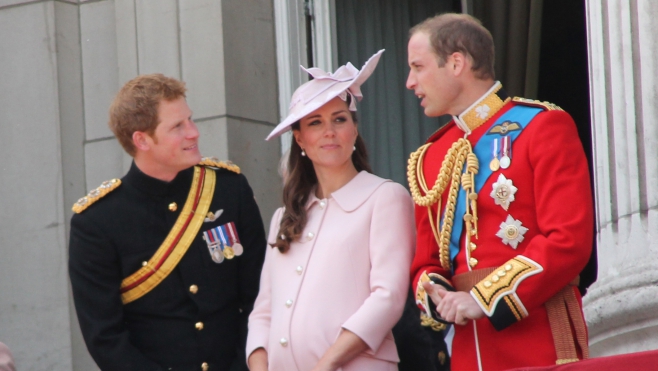 Les princes Harry, William et Kate Middleton recrutent sur internet