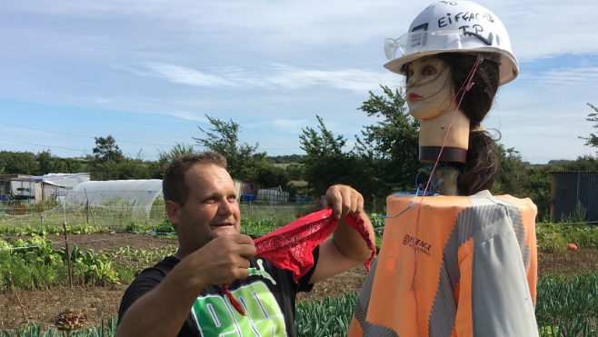 A Marquise, les jardiniers dressent des épouvantails pour rire !