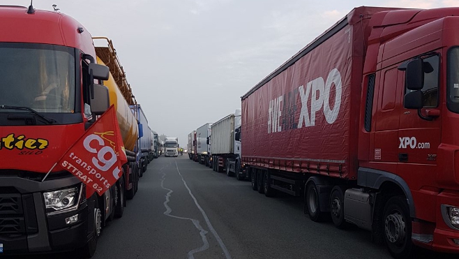 Des centaines de camions bloqués sur l'A26, le barrage filtrant levé à partir de 16h.