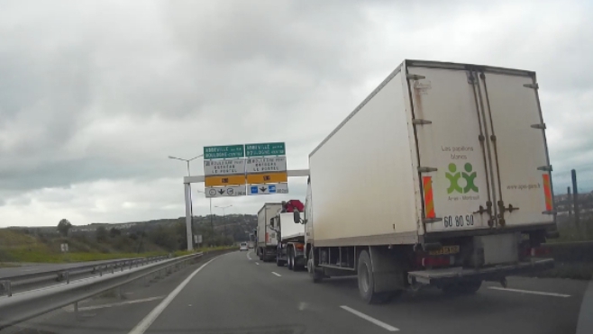 Plus de 200 camions ont été bloqués toute la matinée à Boulogne sur mer.