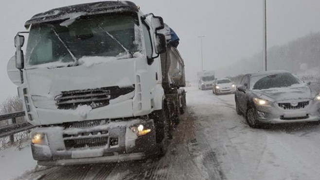 Neige : L'A16 et la RN 42 en partie paralysées 