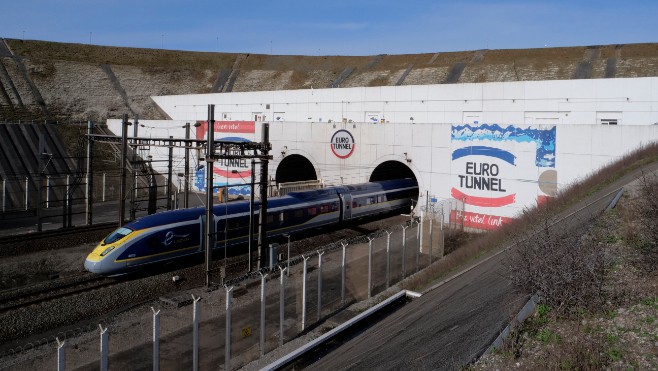 Un eurostar relie Londres à Amsterdam en moins de 4 heures.