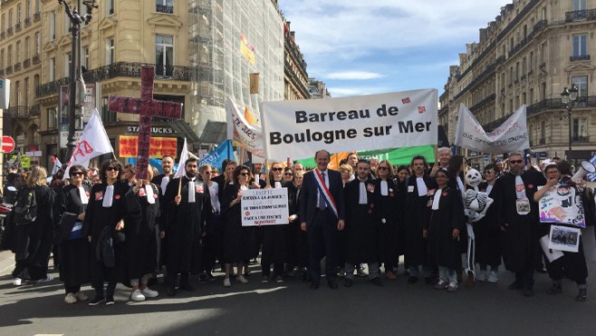 60 avocats du barreau de Boulogne sur mer défilent à Paris !