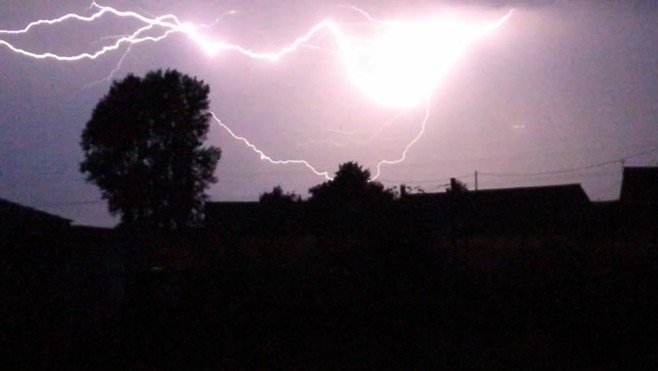 Orages : 2 maisons en feu dans le Nord, Les Misérables annulé à Montreuil