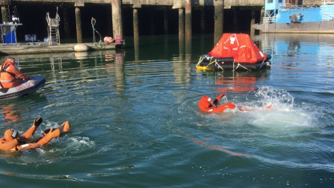 Les élèves du lycée maritime de Boulogne-Le Portel en exercice de survie…