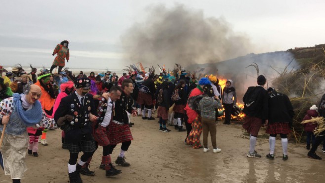 Fin de carnaval sur la plage et sous la pluie à Equihen-plage !