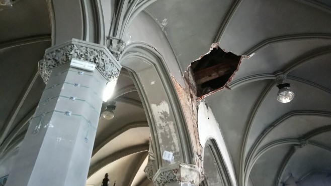 Une partie de la voûte de l’église à Desvres s’effondre !