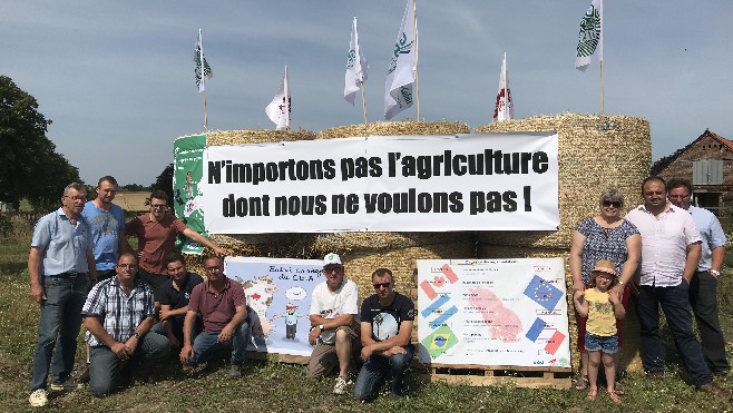 Le vote du CETA reporté à mardi, les agriculteurs maintiennent la pression. 