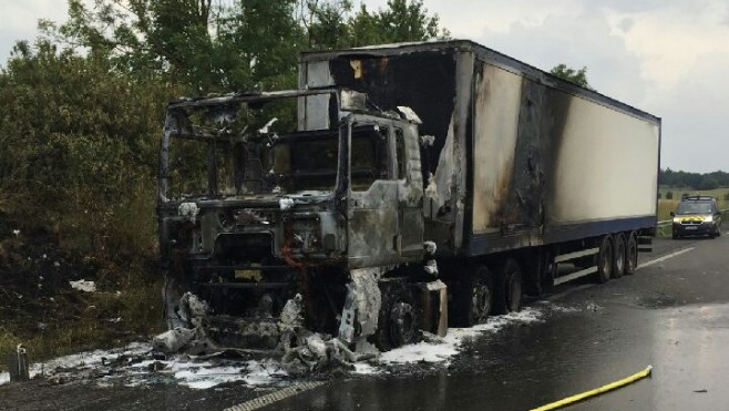 L'A16 coupée hier aprés l'incendie d'un poids-lourd à Bonningues-lès-Calais