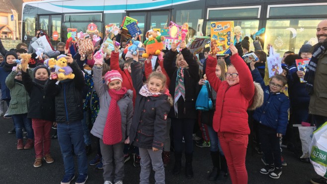 Boulonnais : un bus Marinéo collecte des jouets pour Noël. 