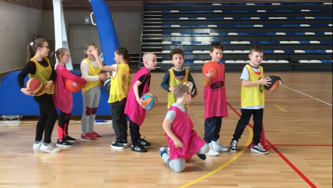 A Boulogne sur mer, 650 enfants apprennent l’anglais en jouant au basket.