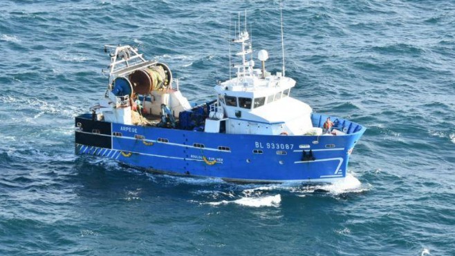 Evacuation d'un marin blessé sur un navire de pêche au large de Boulogne-sur-Mer