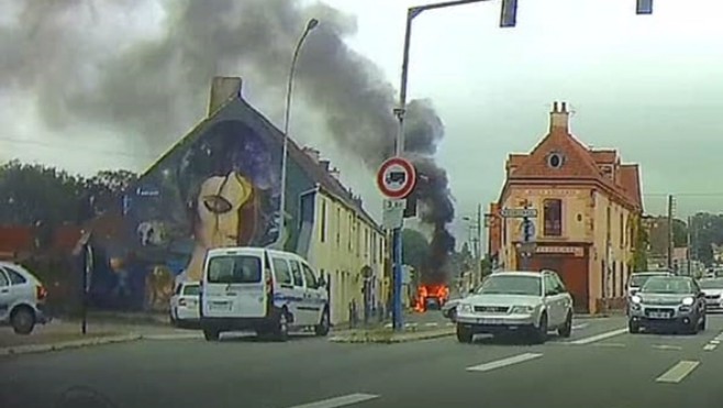 Une voiture en feu à Saint-Etienne-au-Mont