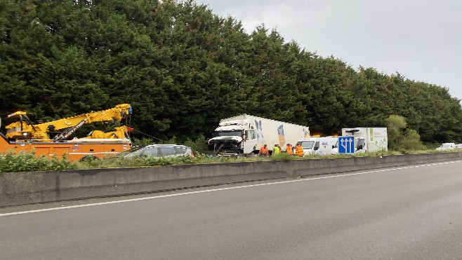 A16: un camion en portefeuille au niveau de la descente de Wimille