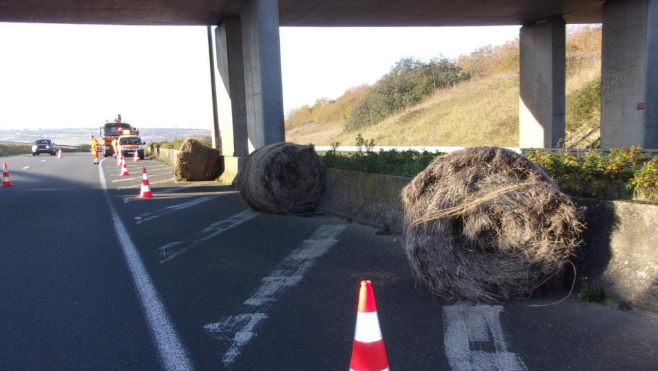 A16 : un poids-lourd a perdu plusieurs ballots de lin ce matin entre Calais et Boulogne