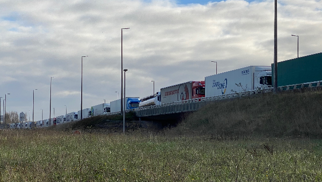 Les routes du calaisis saturées de poids-lourds, une retenue sur l’A16 est même signalée depuis la frontière belge