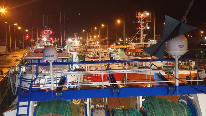 Boulogne: les pêcheurs ont bloqué le port pour dénoncer la surexploitation des navires hollandais