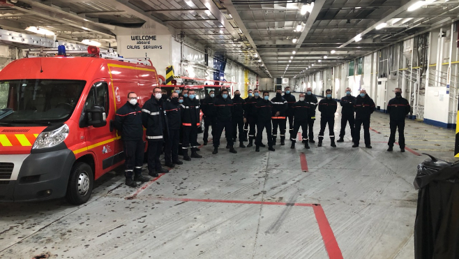 25 sapeurs pompiers et infirmiers du Pas-de-Calais partis à Douvres pour faire les tests aux routiers