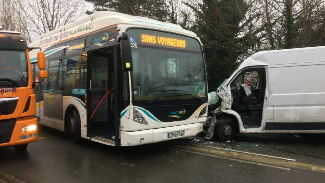 4 blessés dans un accident entre une camionnette, un bus et un piéton lundi matin à Outreau…