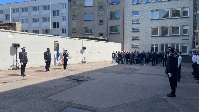 Boulogne: hommage du commissariat à Eric Masson, leur collègue assassiné à Avignon