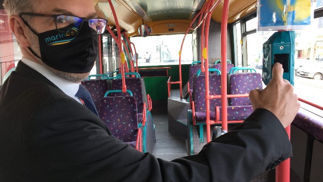 Un bouton d'arrêt hologramme dans les bus boulonnais de Marinéo !