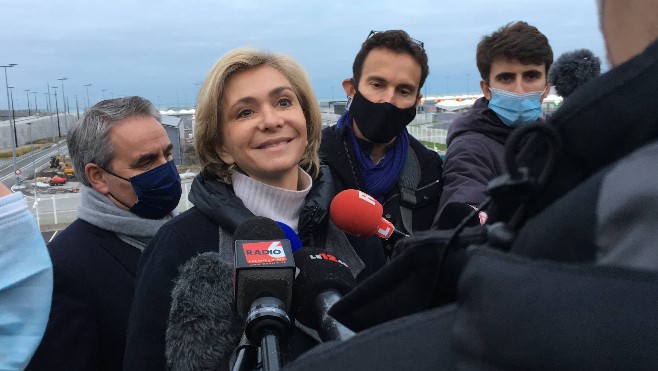 A Calais, la candidate LR, Valérie Pécresse lance un « Beware » à Boris Johnson. 