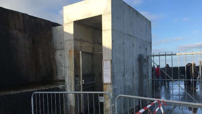 Un portique filtre les entrées sur la digue Carnot à Le Portel.