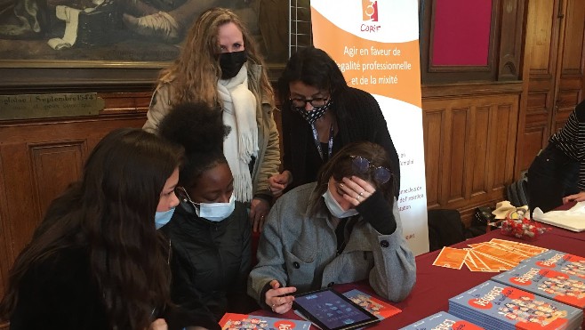 Une action « numériqu'elles » pour inciter les femmes à se lancer dans les métiers du numérique. 