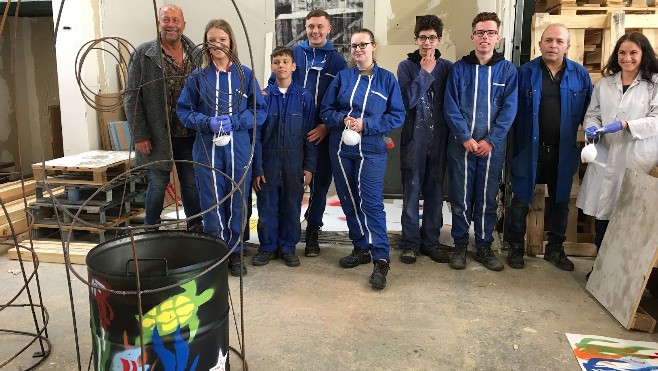 Des « Poubelles-poissons » fabriquées par les élèves SEGPA du Collège Jean Moulin à Outreau. 