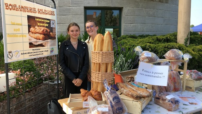 Belle initiative de deux adolescentes sur le marché estival de Ferques chaque jeudi soir !