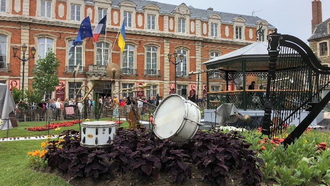 A Boulogne sur mer, le jardin éphémère sur le thème de la musique attire les touristes...