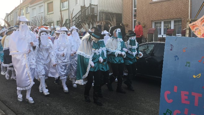 A Equihen-Plage, sa majesté Lolita a drainé des centaines de carnavaleux mardi après-midi !