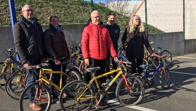 A Wimereux, la ville donne 26 vieux vélos à CycleEco de l'association Rivages Propres.