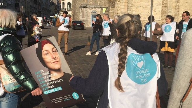 A Boulogne, le collectif « Soulager mais pas tuer » s'est affiché place dalton mardi soir. 