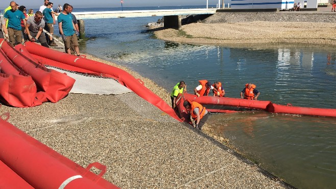 A Wimereux, un barrage anti-pollution de 80 m déployé sur le fleuve jeudi matin.