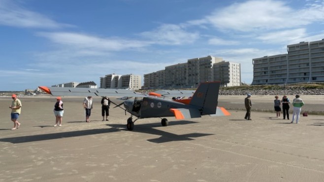 En panne moteur, un petit avion, type ULM, s'est posé sur la plage d'Hardelot mardi matin ! 