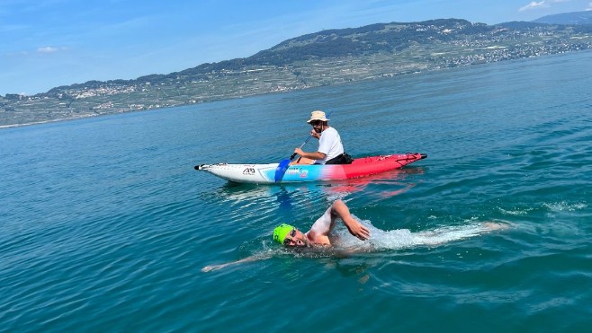 Le wimereusien Stève Stievenart traverse le lac Léman à la nage.