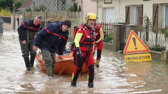 Inondations : 247 communes touchées, 94 axes routiers coupés