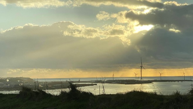 Le maire du Portel se réjouit de l'implantation de la plus grande éolienne de France sur sa commune.