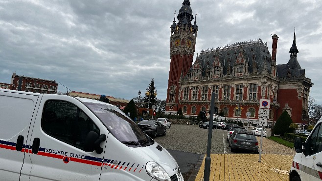 Calais: la mairie, évacuée et fermée après des messages de menaces, rouvre  cet après-midi