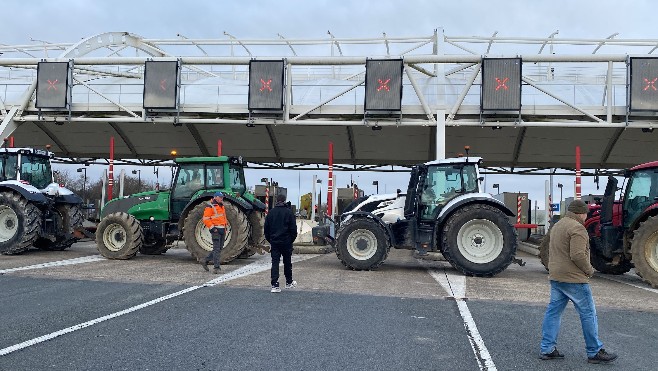 Près de 70 tracteurs bloquent la circulation sur l'A16 au péage d'Herquelingue