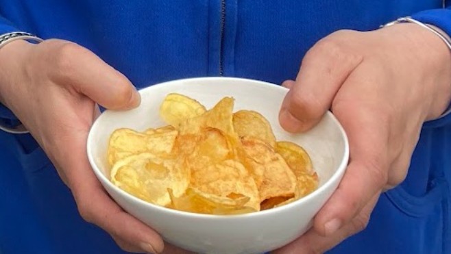  4 Jours de Dunkerque : dégustez des chips fabriquées dans le Nord au sein du Village des partenaires. 
