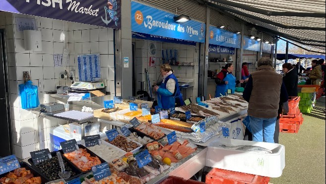 Les Escapades : Poissons et crustacés sont proposés à la vente tout l'été aux Aubettes à Poissons à Boulogne sur mer... 