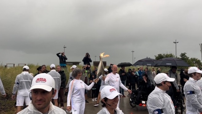 Des milliers de personnes rassemblées pour voir passer la flamme olympique à Calais 