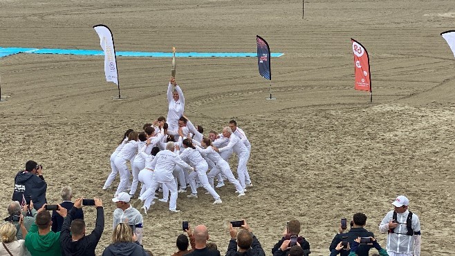 A Boulogne sur mer, la flamme olympique échappe à la pluie et s'offre une traversée mémorable...