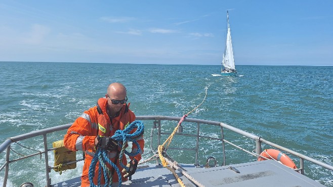 Un voilier en panne au large de Dunkerque, remorqué par la SNSM