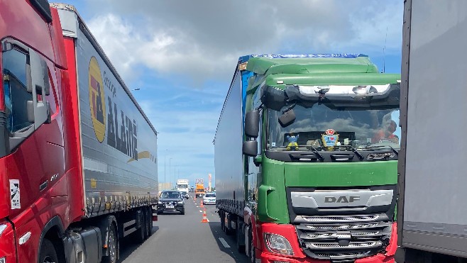 Calais: perturbations sur la rocade après un accrochage entre trois camions