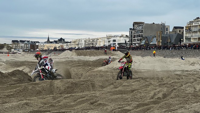 Quelques milliers de visiteurs ont admiré le spectacle du Beach Cross de Berck